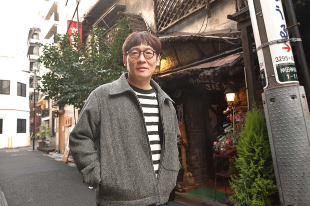 Yagisawa Satoshi devant Sabouru, le café emblématique de Jinbôchô, vieux de 71 ans.