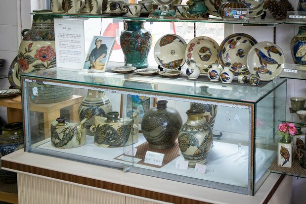 “陶艺工坊Fuji”店内陈列的金城次郎的作品（玻璃柜内）