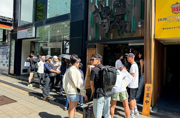 La cola de Tsukemen-ya Yasubee, un popular restaurante de ramen de Shinjuku, barrio en el que abundan este tipo de establecimientos. (Fotografía: Yamakawa Daisuke)