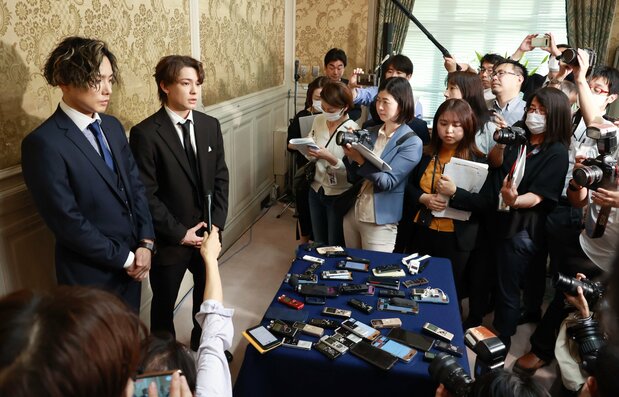 立憲民主党の性被害などに関するヒアリングを終え、取材に応じるジャニーズ事務所元所属タレントのカウアン・オカモトさん(左から2人目)と橋田康さん(左端)=5月16日、国会内(時事)