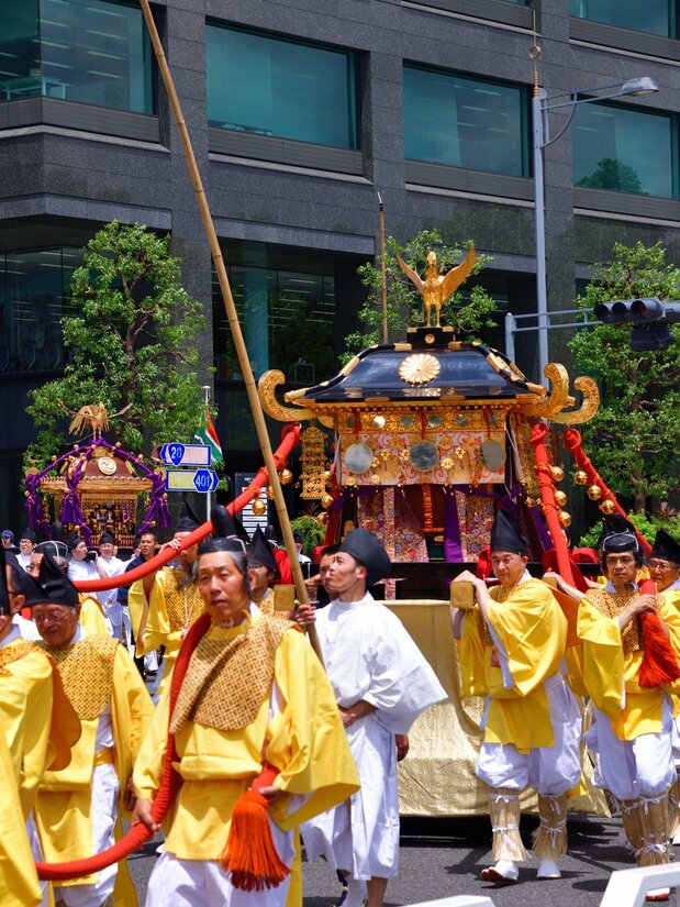 平安絵巻のような祭礼行列は、今でも都会の名物