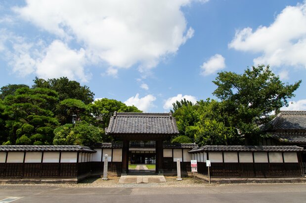 The main entrance features an auspicious yakuimon roofed-gate, a common feature for samurai residences. The gate door is made from a single plank of Japanese zelkova.