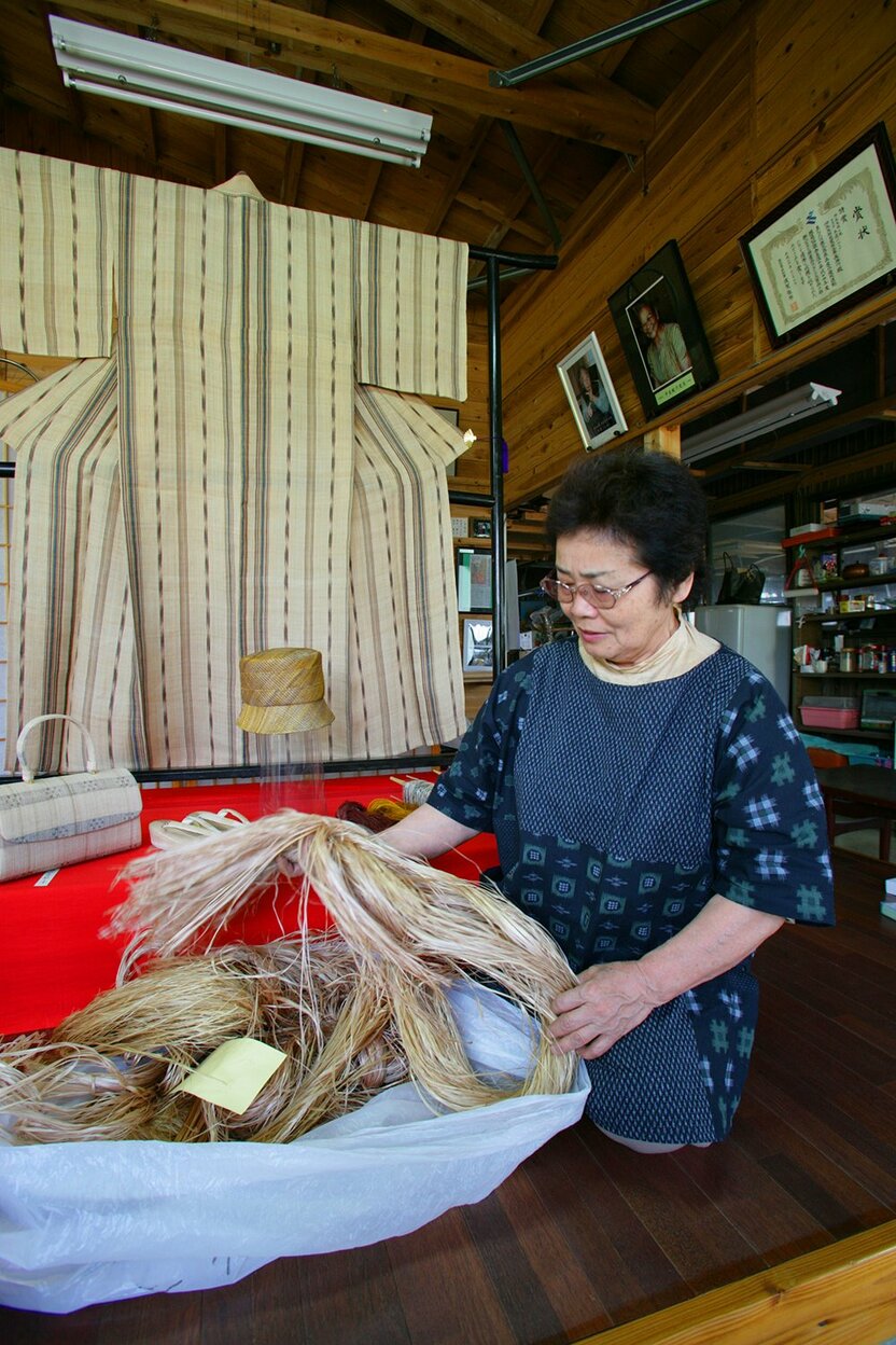 芭蕉布手艺人长谷川千代子。她曾跟冲绳的平良敏子(人间国宝)学习在冲永良部岛已失传的织布技术