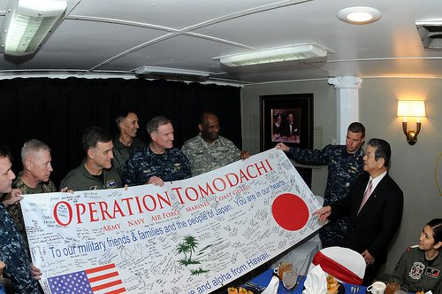 大震災が発生した直後から、アメリカ軍による「トモダチ作戦（Operation Tomodachi）」が開始される。この作戦には、最大人員約2万人、艦船約20隻、航空機約160機が投入された。（写真提供＝アメリカ太平洋艦隊）