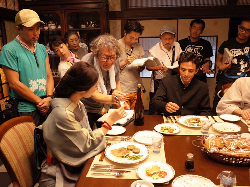 Ōbayashi dirige a la actriz Tokiwa Takako durante el rodaje de Hanagatami. A la derecha, Mitsushima Shinnosuke (©Ōbayashi Chigumi / PSC)