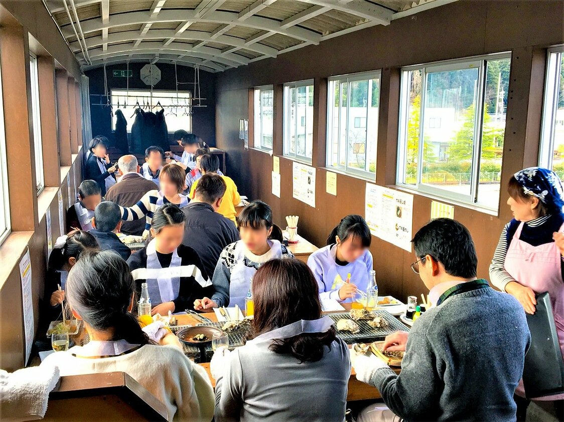 Este comedor abre exclusivamente los fines de semana y días festivos de mediados de enero a mediados de marzo. Cuenta con 26 asientos en la planta baja y 24 en el paso elevado. Solo acepta reservas de los pasajeros del tren Noto Satoyama Satoumi-gō. * Debido al coronavirus es posible que haya cambios imprevistos en los horarios y servicios.