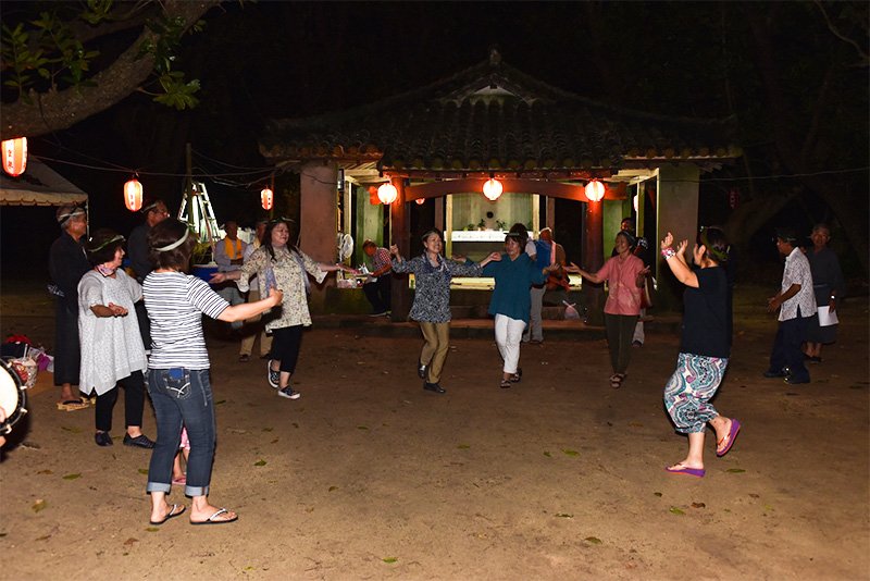 石垣島白保地区で行われた豊年祭のオンプール、多原オン、2017年（撮影：松田 良孝）