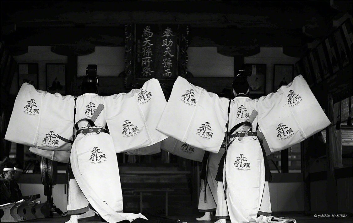 Une représentation de danse dans le style suki au festival du printemps de Hetsu-miya.