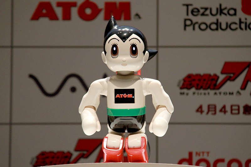 机器人“ATOM”上装备了NTTdocomo开发的人工智能（AI），可行走、识别人的面孔并和对方交谈