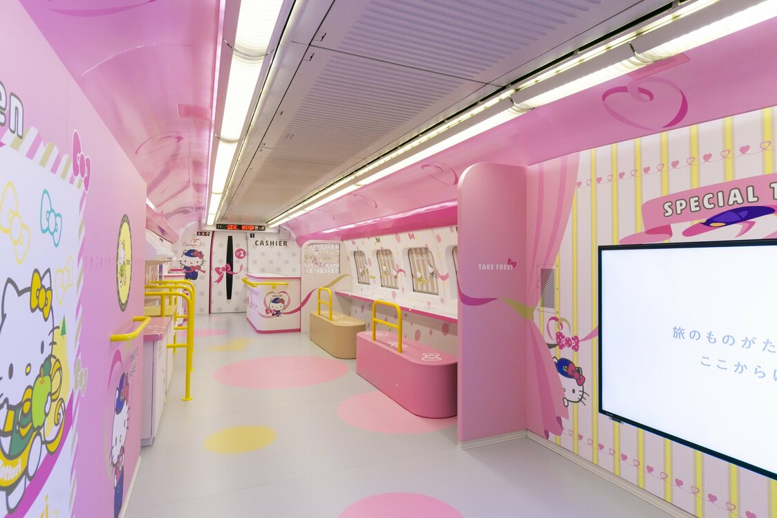 1号車「HELLO! PLAZA」では地域の魅力を発信する