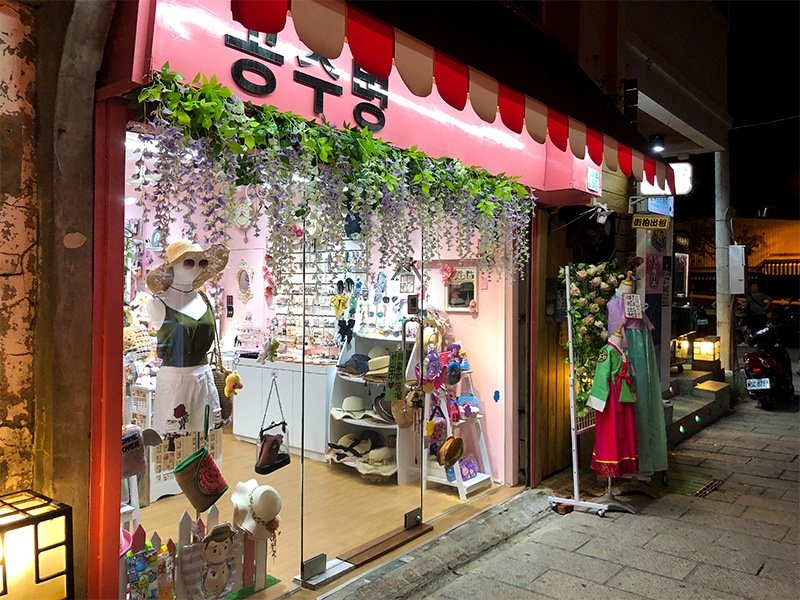韓国の民族衣装をレンタルする店（筆者撮影）