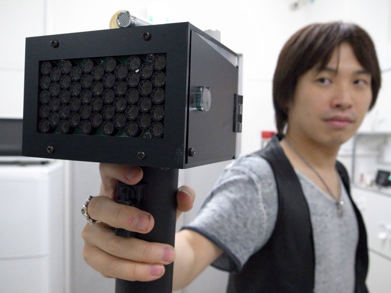 スピーチジャマー。上部の銀色の筒がマイク、下部の黒い箱がスピーカー