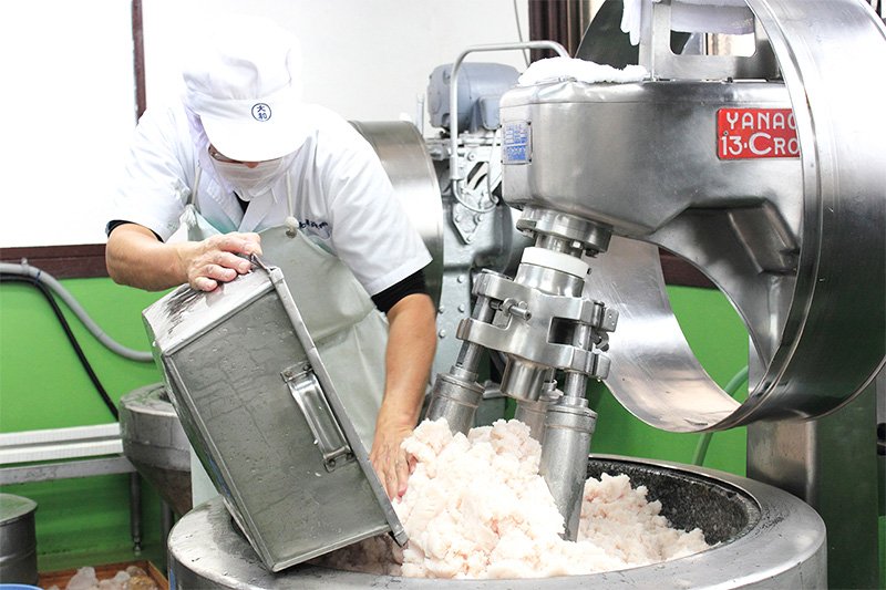Amasado del pescado triturado en Yamato Kamaboko, firma que emplea un método de elaboración antiguo. Se remueve durante cerca de una hora, hasta lograr una mousse.