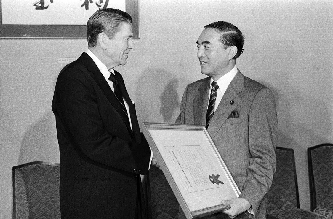Prime Minister Nakasone Yasuhiro (right) exchanges words with US President Ronald Reagan in Tokyo on November 11, 1983. (© Jiji)