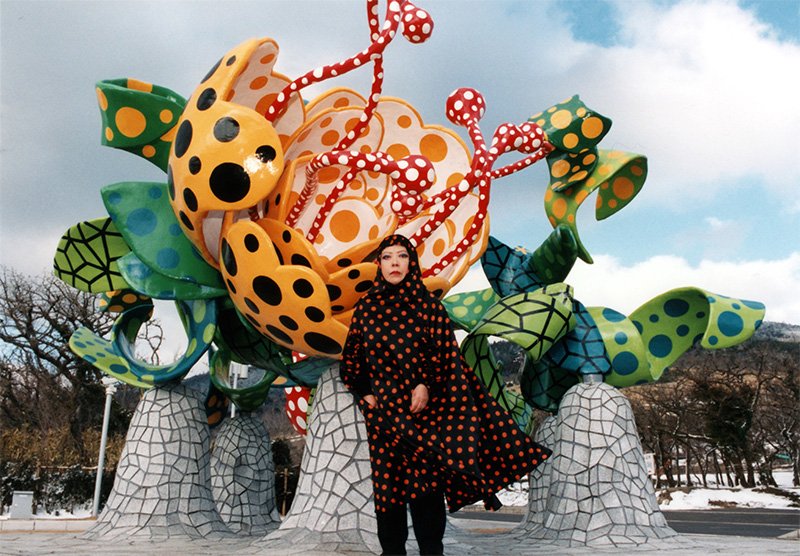 シャングリラの華 (2000)　370x840x640cm　ミクストメディア　霧島アートの森蔵　野外彫刻 ©YAYOI KUSAMA
