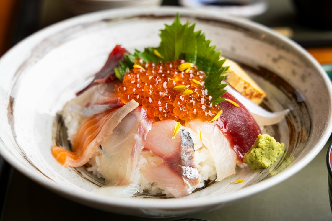 海鲜店“鱼源”的海鲜盖饭，在舞鹤共有三家门店