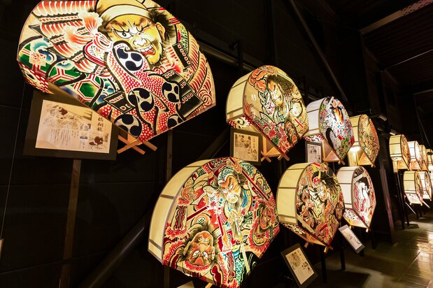 ねぷた絵師を紹介する展示。プロフィル欄に、それぞれの本業が書かれているのが面白い