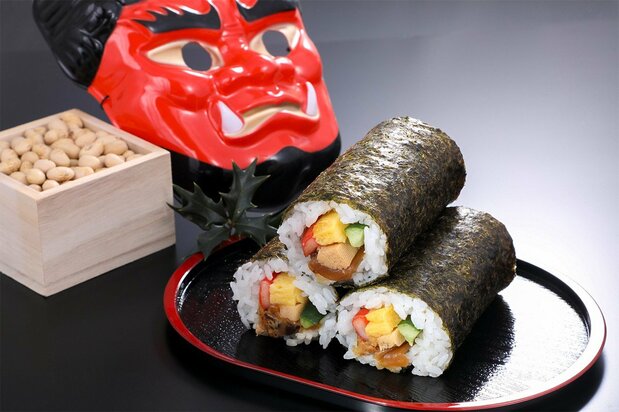 (De gauche à droite) Des graines de soja, un masque de démon (oni) et des rouleaux ehômaki.