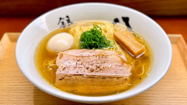 Les chûkasoba de Hachigou. Le bouillon, qui regorge d’arômes naturels issus de ses ingrédients, se marie parfaitement avec des nouilles fermes et croquantes sous la dent malgré toute leur finesse. (© Yamakawa Daisuke)