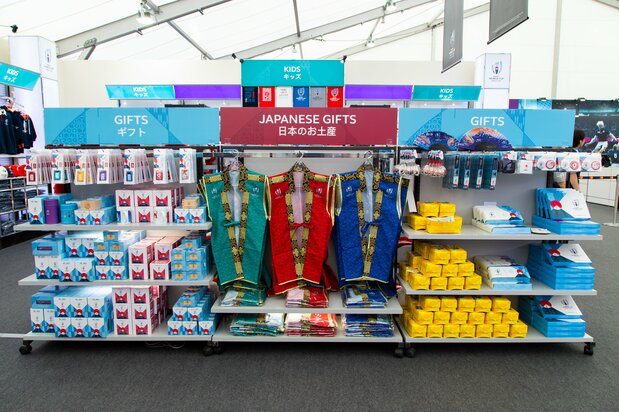 訪日観光客用の土産物コーナー。陣羽織にも大会ロゴが付いているので、自国カラーを買えば応援するときに着られる