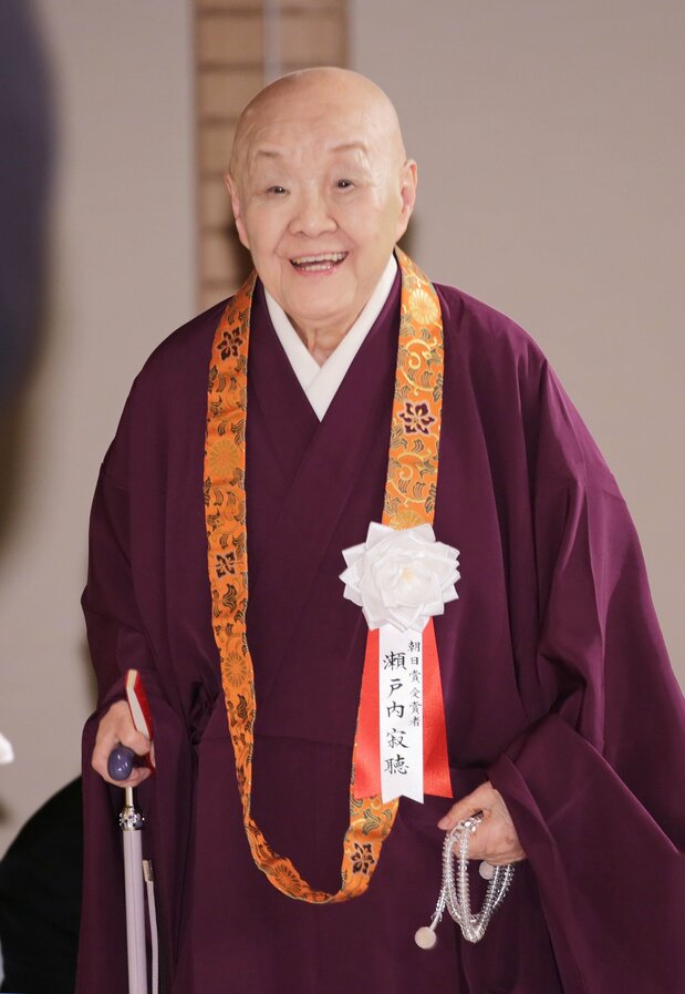 朝日賞を受賞し贈呈式で登壇する作家の瀬戸内寂聴さん＝2018年01月31日、東京都千代田区（時事）