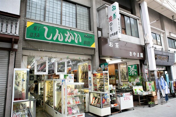 珍珠中心商业街林立的商店保留了浓厚的昭和风情