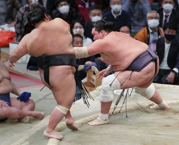 大相撲九州場所千秋楽で照ノ富士(右)は押し出しで貴景勝を下して全勝=2021年11月28日、福岡国際センター(時事)