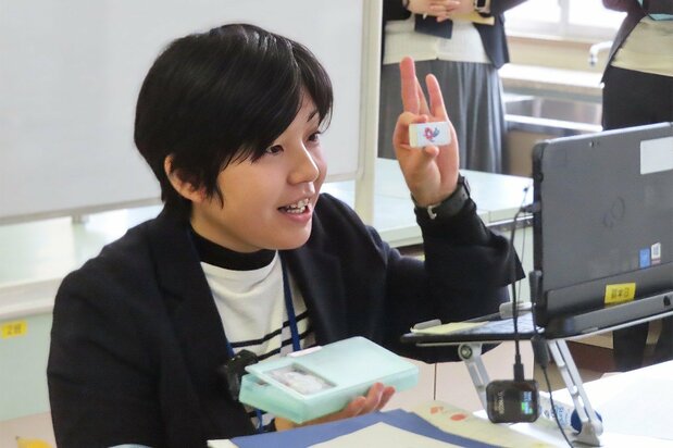 Etô Rieko donne un cours de japonais à distance grâce à des ordinateurs connectés. (© Tanaka Keitarô)