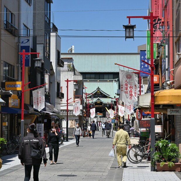 下町の門前町らしい雰囲気を今も残す「深川人情ご利益通り」。正面に見えるのが深川不動堂・旧本堂(手前)と内仏殿(奥)