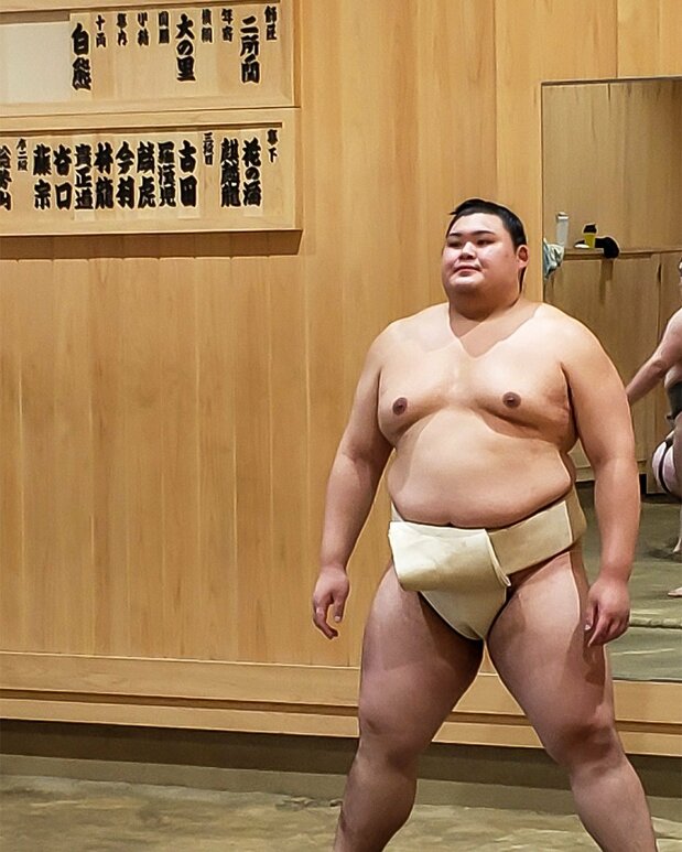 Ōnosato in the practice ring at the Nishonoseki stable, Ibaraki Prefecture, on June 5, 2025. His name as yokozuna is displayed on the board at top left. (© Tai Hiroyuki)