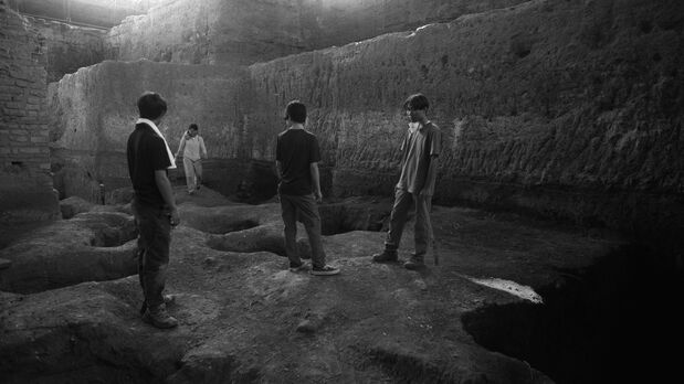 国際研修プログラムで遺跡発掘現場を初めて体験する東京大学の学生たち © 21UNO FILM SRL / STEMAL ENTERTAINMENT SRL 2025