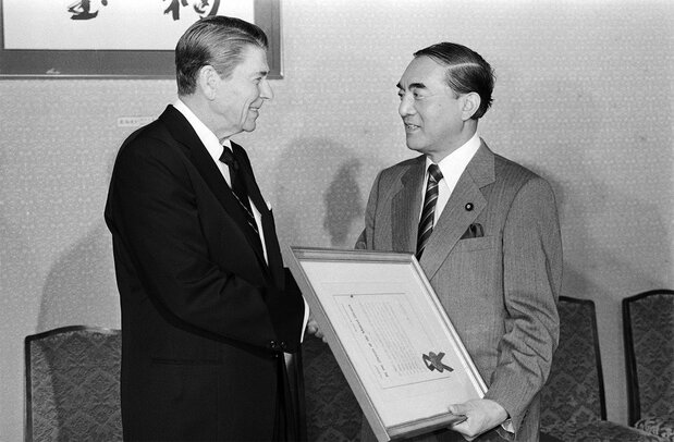 President Reagan (left) talking with Prime Minister Nakasone in Tokyo on November 10, 1983. (© Jiji)