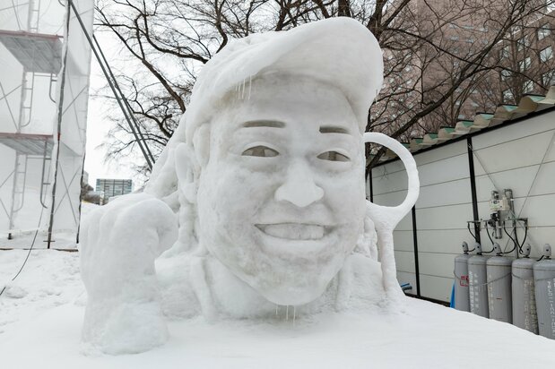 Citizen’s Square is the stage for distinctive snow sculptures made by local residents. The sculpture at 9-chōme is of Japanese professional tennis player Ōsaka Naomi, while 12-chōme sports a sculpture of Chiko-chan, a character from a variety TV show on NHK.