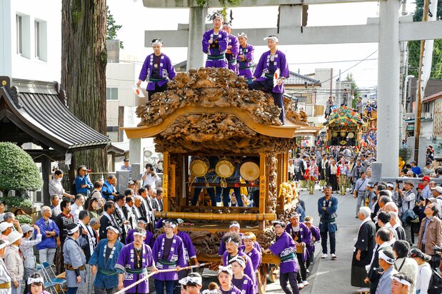 ひときわ手の込んだ彫刻を施す麻苧(あさう)町の屋台。欄干の金龍は12代左甚五郎を名乗る彫工の作