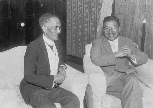 滝川事件で京大総長と懇談する鳩山一郎文相（右）（1933年7月10日、日本電報通信社撮影、共同）