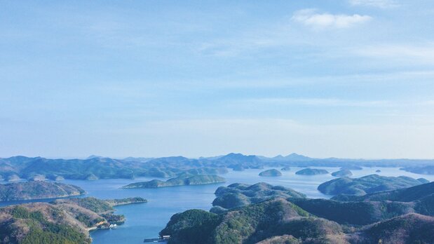 長崎県対馬の烏帽子岳(えぼしだけ)展望所から望む浅茅(あそう)湾の風景 提供:離島振興地方創生協会