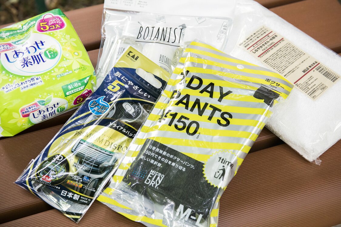 真ん中は、ファミリーマートが衣類メーカーと共同開発した、使い捨ての「1DAY PANTS」。ひげそりや生理用品など、使い切りタイプのものが手頃な価格で販売されている