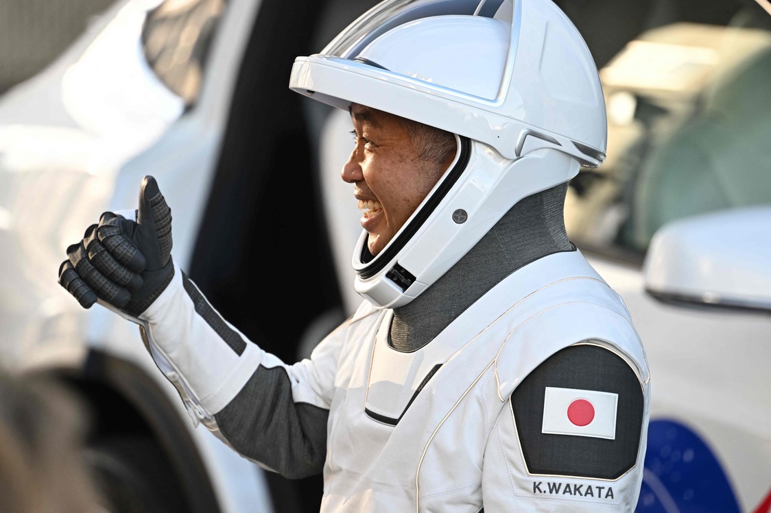 Japanese astronaut Wakata Kōichi gives a thumbs up prior to launch from the Kennedy Space Center on October 5, 2022. (© AFP/Jiji)
