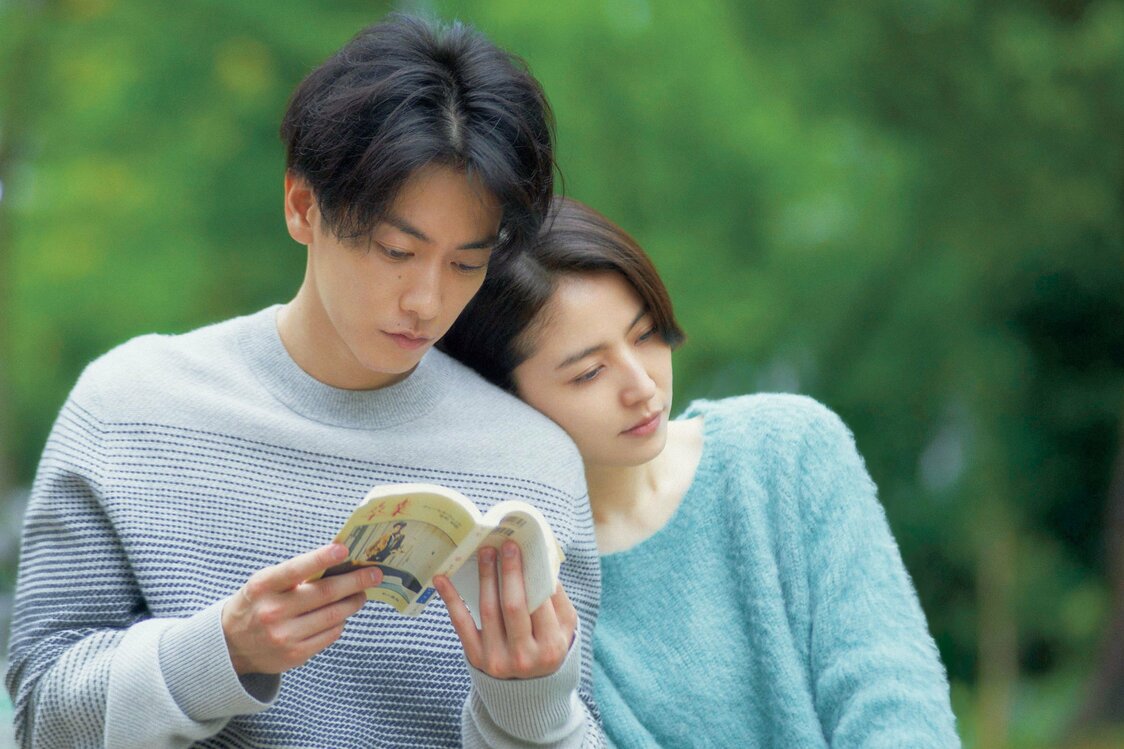 藤代が読んでいるのは、ダスティン・ホフマン主演『卒業』（67）の原作小説だ　©2024「四月になれば彼女は」製作委員会