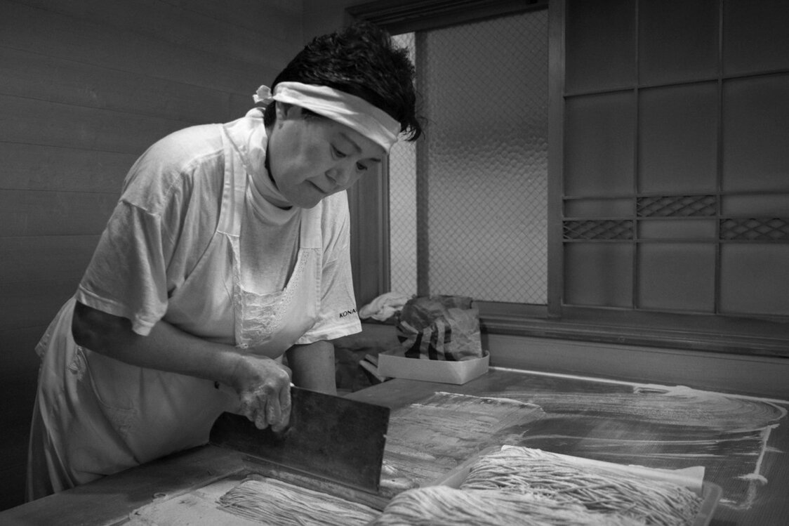 「かね久山田」四代目の中村るみ子さん。初代が師匠から譲り受けた百年物の蕎麦包丁を今も使う（2020）