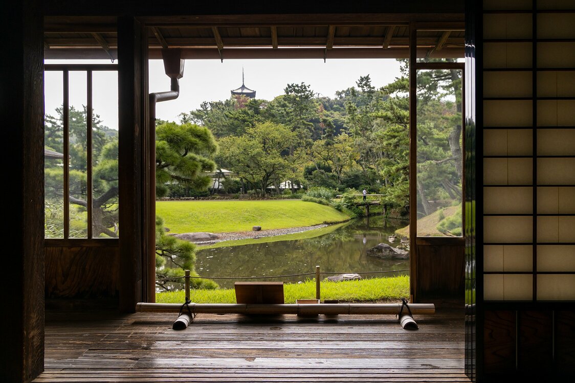 临春阁第三屋“次间”外的景观。三溪园的代表建筑三重塔，与池塘、花草相得益彰
