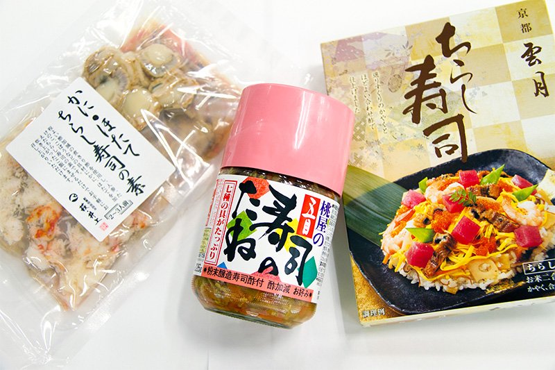 Ingredientes para preparar fácilmente un chirashizushi disponibles en muchos supermercados; basta con mezclarlos con el arroz.