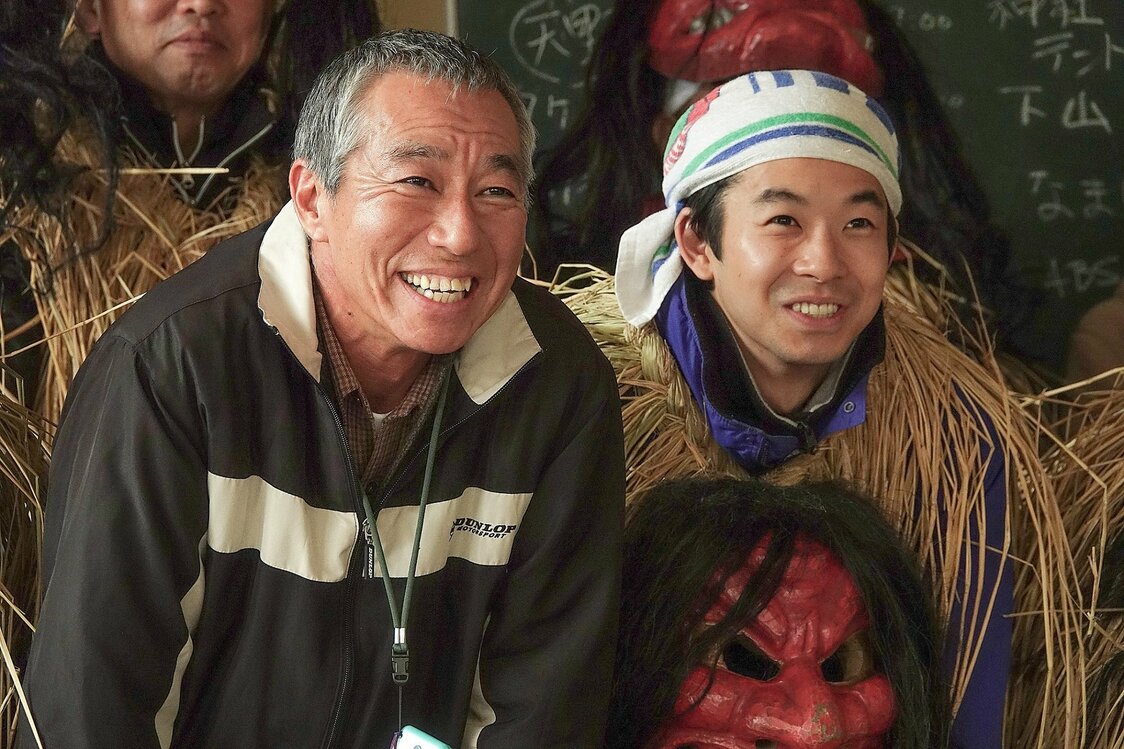 Natsui (Yanagiba Toshirō, izquierda), el presidente de la Asociación de la Preservación de Namahage, enfrenta a Tasuku con la dura la realidad del escándalo que provocó. ©2020, Comité de Producción de Nakuko wa ineega.