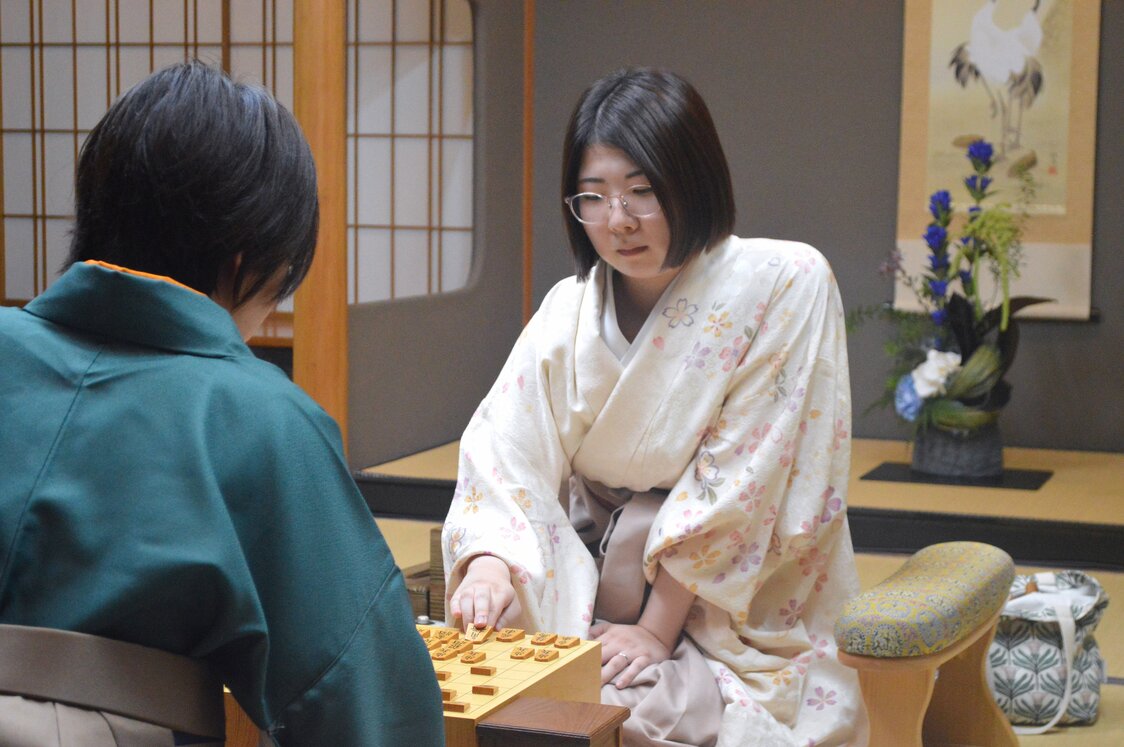 女性初の棋士となる西山朋佳女流四冠（10日、時事）