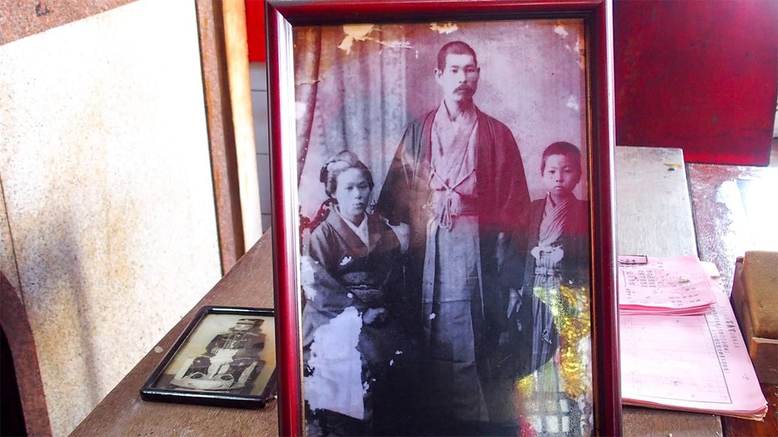 数少ない森川清治郎の写真。左がちよ夫人、中が森川清治郎、右が長男の真一