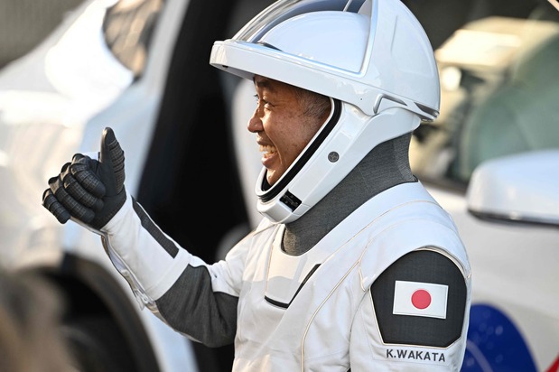 Japanese astronaut Wakata Kōichi gives a thumbs up prior to launch from the Kennedy Space Center on October 5, 2022. (© AFP/Jiji)