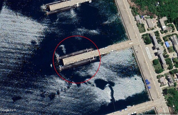 中国・海南島の軍港に停泊するのは中国海軍の094型戦略ミサイル原潜とみられる Google Earth