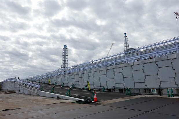Le mur de mer construit pour la protection contre les tsunamis mesure environ un kilomètre de long. 