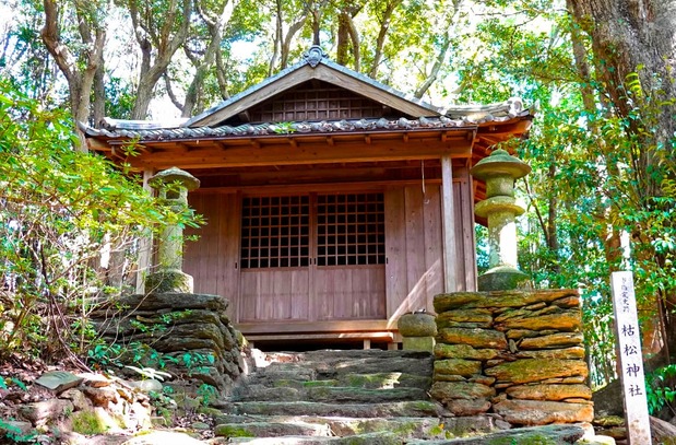 The shrine hall of Karematsu Jinja. The first official shrine was built in 1937, but the current one is a 2003 replacement. There are two smaller hokora shrines inside. (© Amano Hisaki)