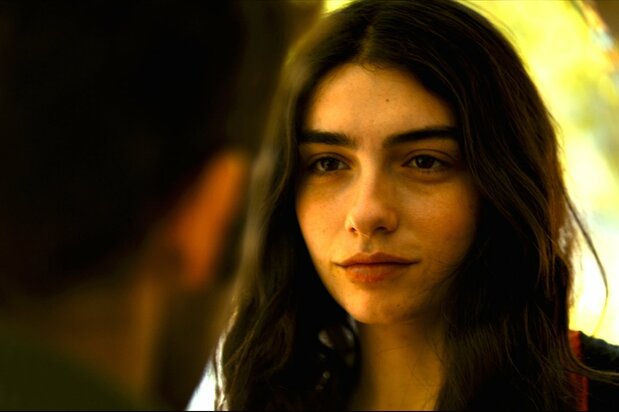 シナンの高校の同級生ハティジェを演じるハザール・エルグチュル。17年、トルコのアダナ映画祭で「最も未来が約束された女優賞」に輝く © 2018 Zeyno Film, Memento Films Production, RFF International, 2006 Production, Detail Film, Sisters and Brother Mitevski, FilmiVast, Chimney, NBC Film